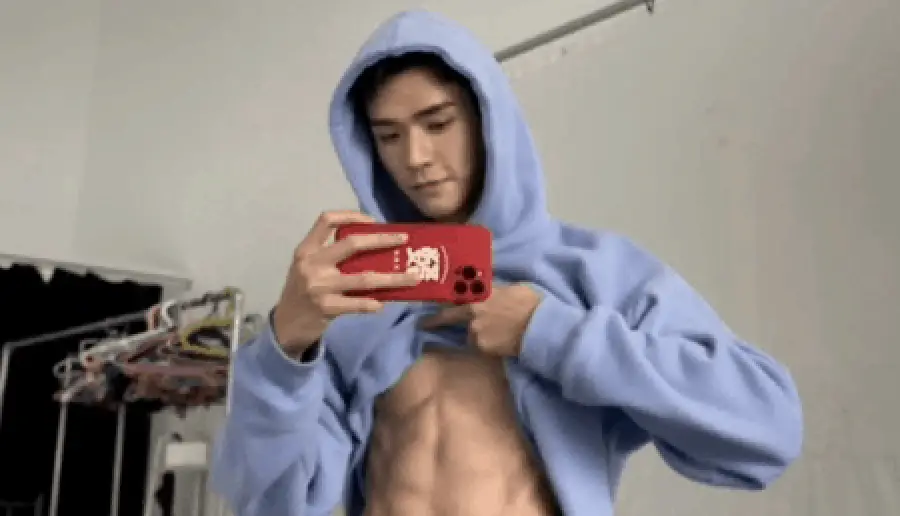Gong Jun Shows Off his Abs After 10 Million Followers On Weibo